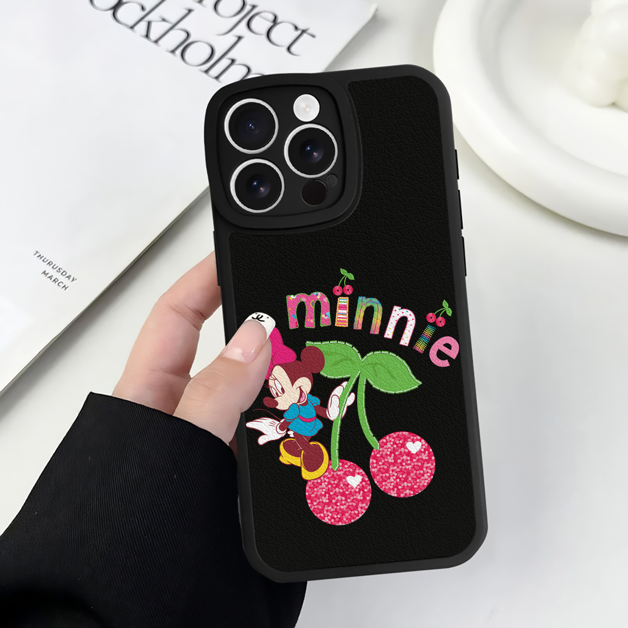 （画像用） ミッキーマウス Mickey Mouse 【iPhone 16シリーズ対応】シリコンスマホケース（レザー調） 材質：シリコン